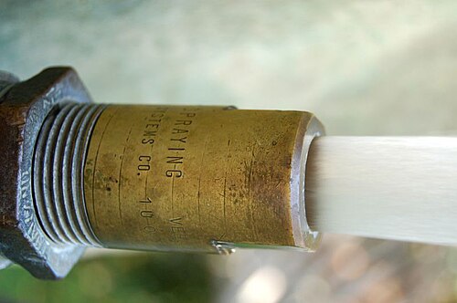 ノズルから水が噴出している様子