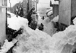 大野市 六間通りでの屋根の雪下ろし