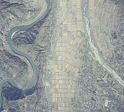 先行河川の地理学的特徴と形成メカニズム