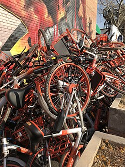 北京市内の歩道に乗り捨てられた Mobike の自転車