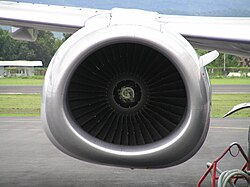 737-400のエンジンカウル（ガルーダ・インドネシア航空）