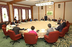 旧総理大臣官邸で開催された最後の閣議（小泉純一郎首相の第1次小泉内閣、2002年4月26日）