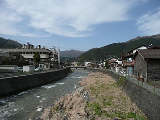 智頭町中心部を流れる土師川