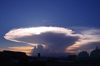 かなとこの部分(濃密雲)が光を透過しコントラストをつくる夕景