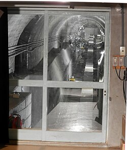 気象庁松代地震観測所小坑道に設置されている石英管ひずみ地震計