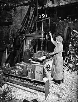 ボール盤を操作するイギリスの女性 (1917年頃)