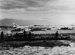 チュライ飛行場でフックランディングを行うアメリカ海兵隊のA-4スカイホーク