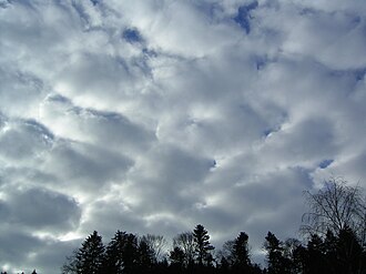 隙間雲(雲の変種)の特徴と気象学的解説