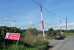 現代イギリスでは景観に配慮して都市部では地中に埋設されることが一般化しているが、郊外などでは電力供給用の架線が使われている。