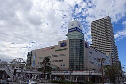 土浦市役所本庁舎が入居する複合商業施設ウララ