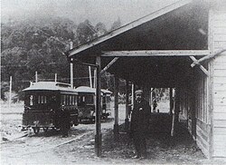 小田原馬車鉄道湯本駅に立つ藤岡市助(1900年)