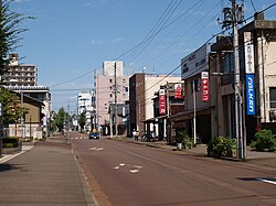 消雪パイプを設置したことで茶色く染まった道路（新潟県長岡市）