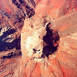 火口の構造と特徴:火山の噴出孔に関する基礎知識
