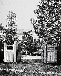 開校まもない頃の東京音楽学校正門（1890年）