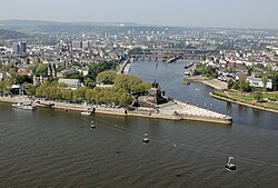 ドイチェス・エック（Deutsches Eck、ドイツの角）の異名を持つコブレンツの合流点。両方の川の色は土壌の差のため異なり、合流後も20 kmにわたり色が分かれたまま川の水が流れる