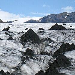 ダートコーン：氷河や雪渓に見られる円錐状の微地形