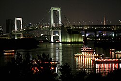 レインボーブリッジと屋形船の夜景