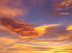 夕焼けに染まる雲とまだ青みのある上空の空