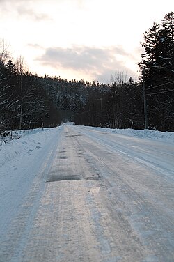 冬期の道路凍結:メカニズムと安全対策