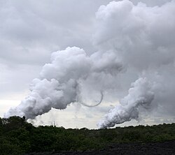スチームデビルに伴う漏斗雲