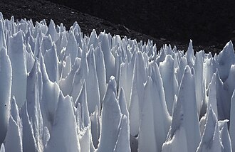 アルゼンチン中央アンデスの上リオブランコにあるペニテンテの群生地帯