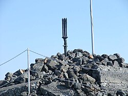 山頂に立つ天逆鉾