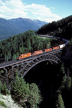 ストーニー・クリーク橋を渡る カナダ太平洋鉄道 貨物列車