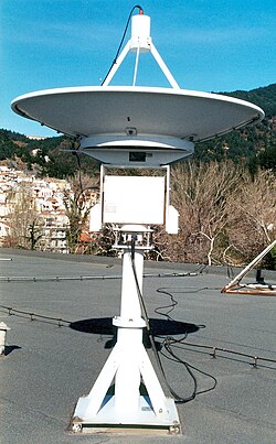 低軌道気象衛星を追尾するためにコンピュータ制御が可能なモーターを搭載したパラボラアンテナ