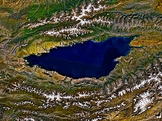 イシク・クル湖:キルギスの天山山脈に位置する古代湖
