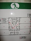 避難経路図とともに非常用照明や消火器の設置場所を示した案内