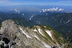 剱岳山頂から見下ろす早月尾根と早月川
