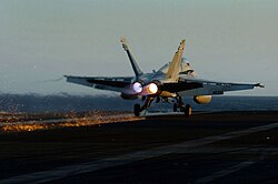 フックが引っかからず着艦復行する F/A-18