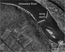 デラウェア川 Lumbervilleダムの航空写真。水流が翼のダムや鼠径部の上に注がれている。間にナビゲーションチャンネルがある。