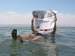 死海に浮かぶ人