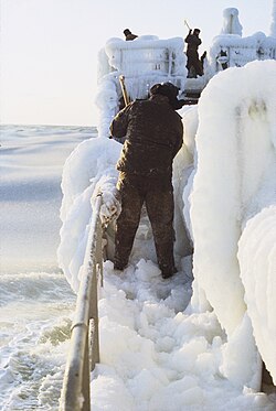 著しい船体着氷と除去のようす