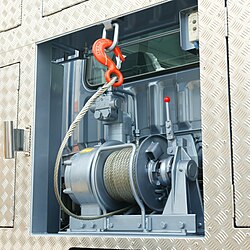 建設機械運搬車の荷台に装備された油圧ウインチ