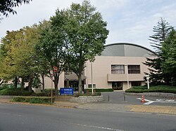 沿線にある日本国際学園大学の建物