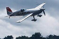SUPER GT でデモ飛行を行う室屋義秀の EA-300SC (2017年)