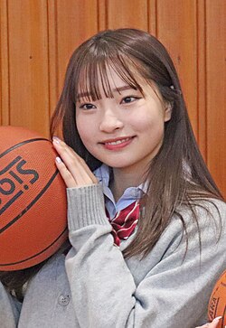 里仲菜月の経歴と活動内容