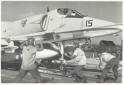 チュライ飛行場でカタパルト発進の準備を進めるアメリカ海兵隊のA-4スカイホーク