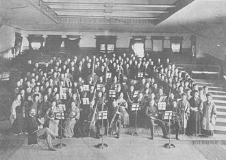 東京音楽学校奏楽堂での記念写真