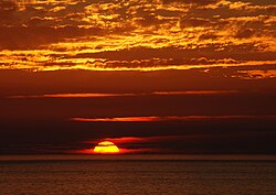 日没の数分前の太陽