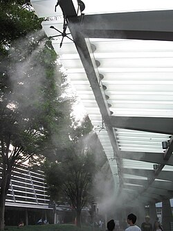 屋根を利用したミスト散布（六本木ヒルズ）