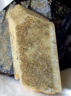 長石グループ:地殻を構成する主要な造岩鉱物