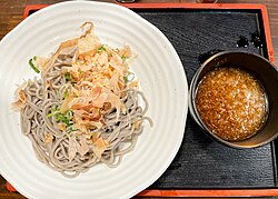福井の辛味大根おろし蕎麦。大根おろしは薬味として日本料理に欠かせない