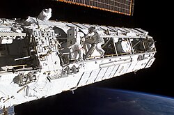 トラスと船外活動中の宇宙飛行士