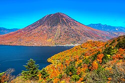 半月山の中禅寺湖展望台からの男体山と紅葉