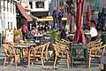 路上に展開したオープンカフェ