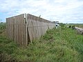 防風柵を施工して海岸林を復旧している現場