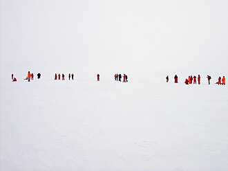 ホワイトアウトとなった雪原、2007年3月15日、南極ウェッデル海のEkström棚氷にて